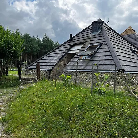 Kaszubskie Piramidy Domek letniskowy *